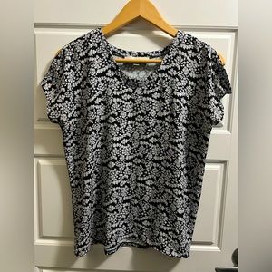 LOFT black and white mini floral petite small dress shirt. Short split sleeve.
